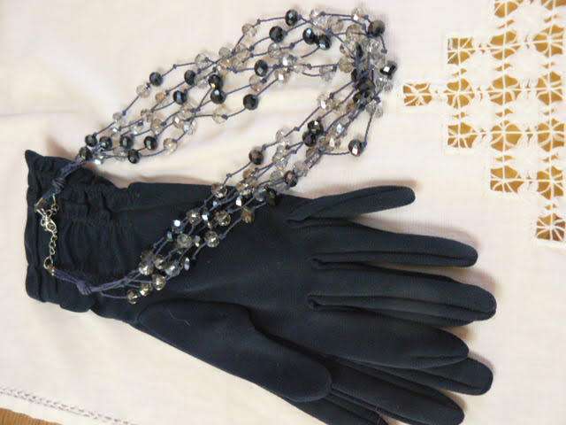 NECKLACE WITH GLASS BEADS AND VINTAGE GLOVES AND FREE GIFT !!!!!!!