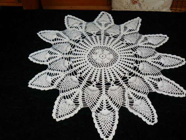HAND CROCHETED VINTAGE COTTON DOILIE