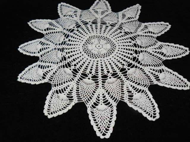 HAND CROCHETED VINTAGE COTTON DOILIE