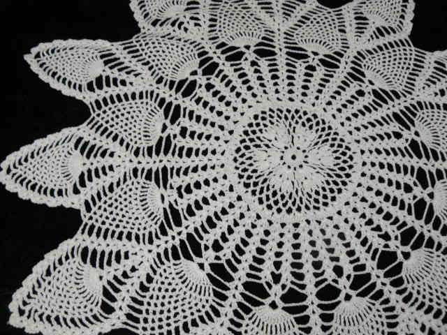 HAND CROCHETED VINTAGE COTTON DOILIE