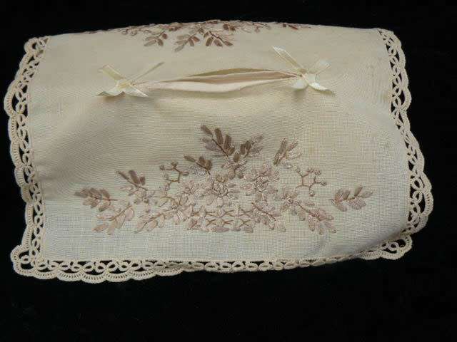 THE MOST STUNNING HAND EMBROIDERED VINTAGE COTTON ST SIZE TISSUE BOX COVER CREAM
