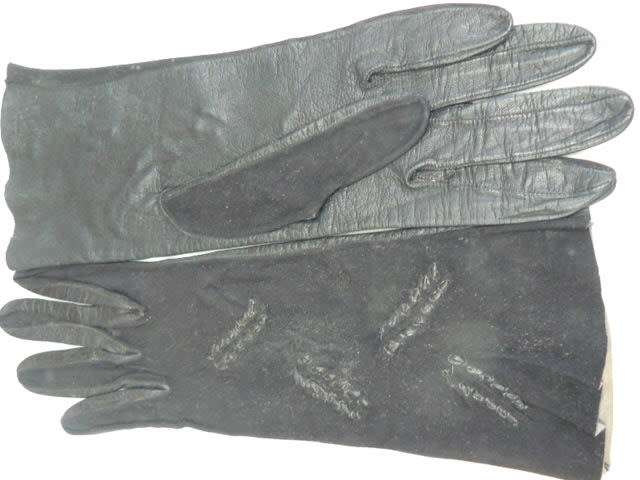 BLACK LEATHER GLOVS WITH SWADE AND PATTERN MEDIUM