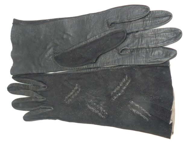 BLACK LEATHER GLOVS WITH SWADE AND PATTERN MEDIUM
