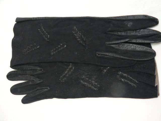 BLACK LEATHER GLOVS WITH SWADE AND PATTERN MEDIUM