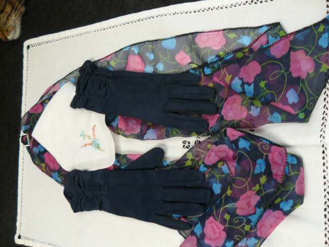 SMALL SCARVE, SCARVE TYE, VINTAGE NAVY MED AMD COT EMB VINTAGE HAKIE