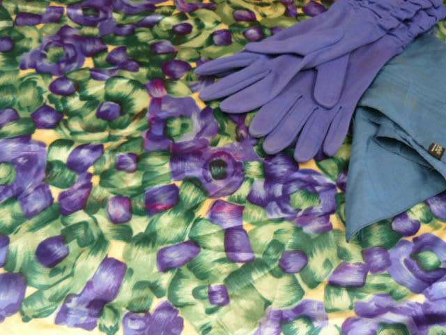 VINTAGE SCRAVE, GLOVES MED AND FREE HANKIE