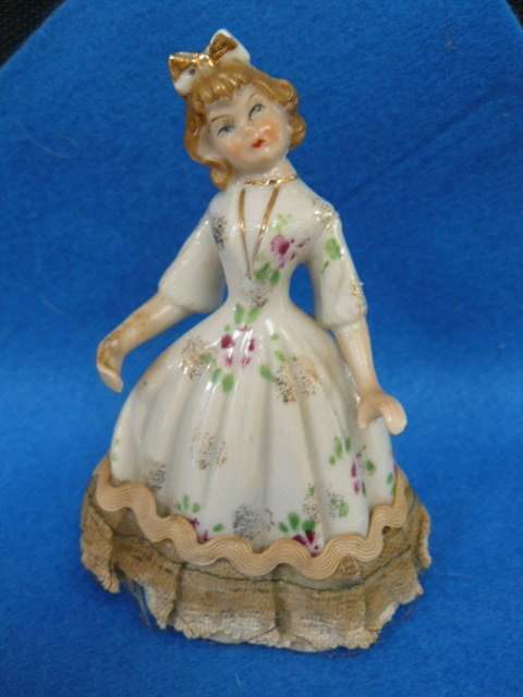 0OL PORCELAIN VICTORIAN HAND PAINTED D0LL WITH LACE TRIM
