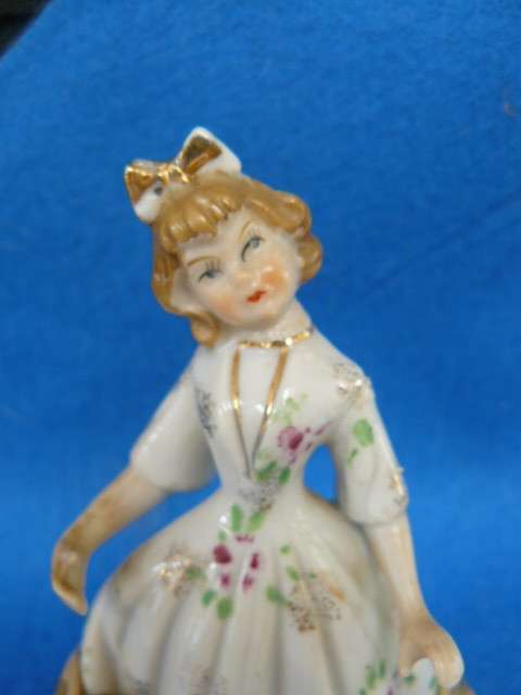 0OL PORCELAIN VICTORIAN HAND PAINTED D0LL WITH LACE TRIM