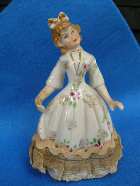 0OL PORCELAIN VICTORIAN HAND PAINTED D0LL WITH LACE TRIM
