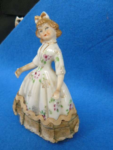 0OL PORCELAIN VICTORIAN HAND PAINTED D0LL WITH LACE TRIM