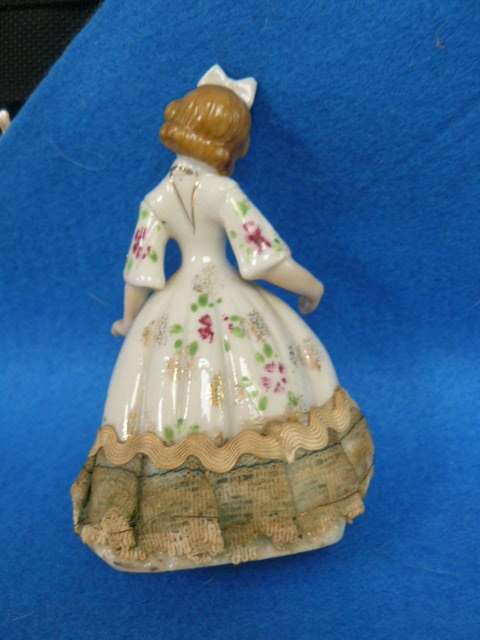 0OL PORCELAIN VICTORIAN HAND PAINTED D0LL WITH LACE TRIM