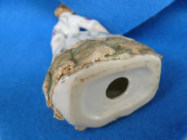 0OL PORCELAIN VICTORIAN HAND PAINTED D0LL WITH LACE TRIM