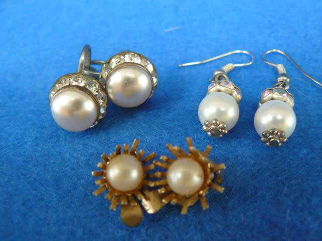 3 PAIRS OF FOUX PEARL EARRINGS