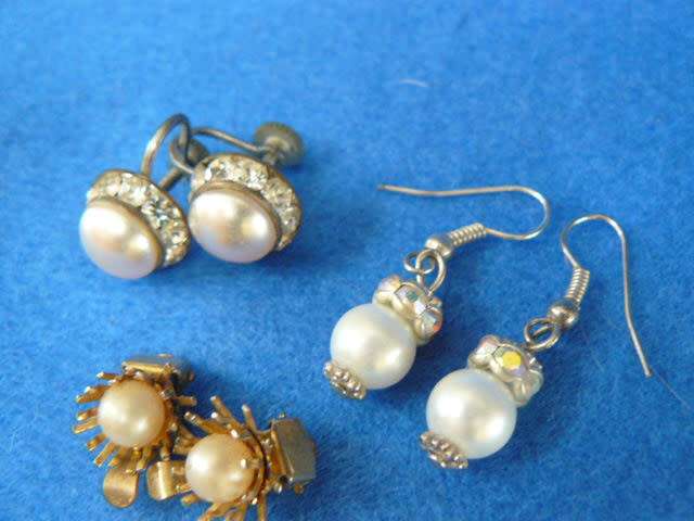 3 PAIRS OF FOUX PEARL EARRINGS