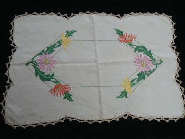 VINTAGE COTTON EMBROIDERED TRAY CLOH WITH HAND CROCHETED EDGE