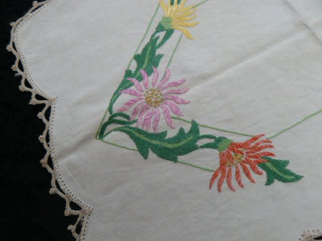 VINTAGE COTTON EMBROIDERED TRAY CLOH WITH HAND CROCHETED EDGE