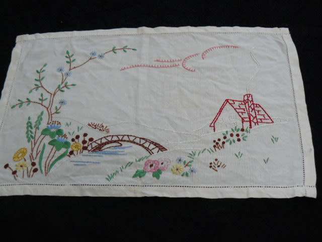 VINTAGE HAND CROCHETED CHLOTH