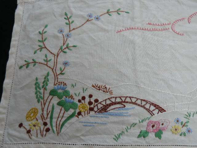 VINTAGE HAND CROCHETED CHLOTH