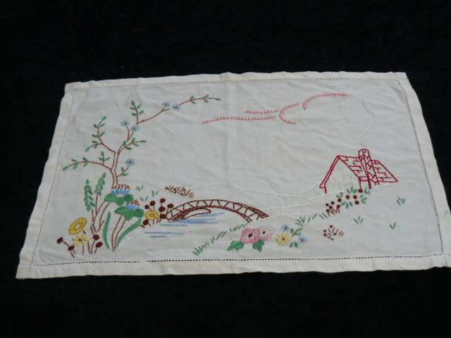 VINTAGE HAND CROCHETED CHLOTH