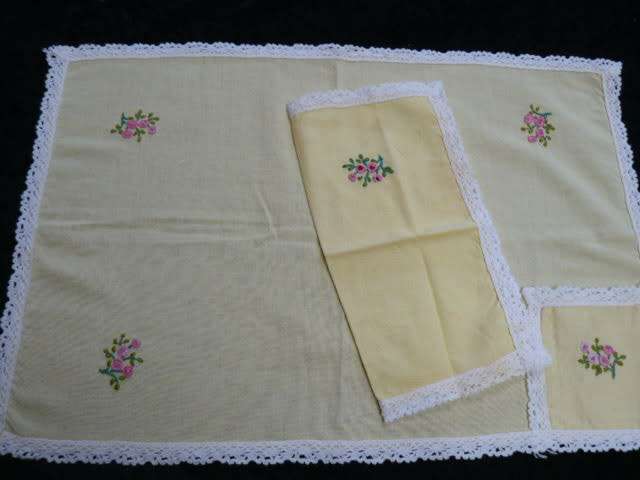 VINTAGE COTTON HAND EMBROIDERED PLACE MAT WITH MATICHING SERVIETE PALE YELLOW