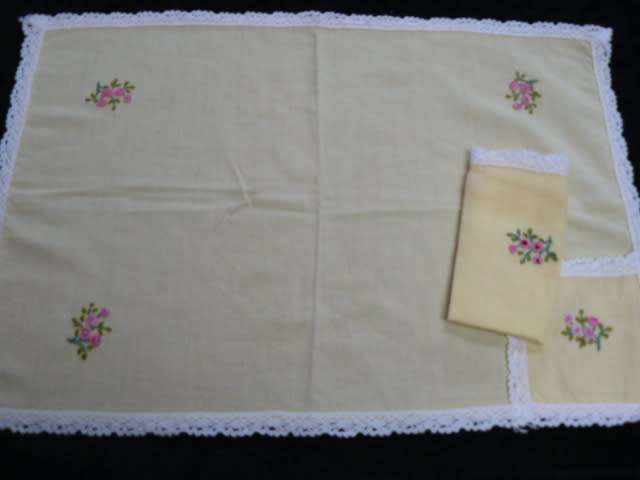 VINTAGE COTTON HAND EMBROIDERED PLACE MAT WITH MATICHING SERVIETE PALE YELLOW