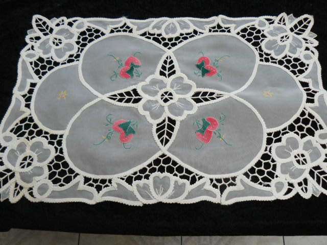 VINTAGE TRAY CLOTH OR DOILIE