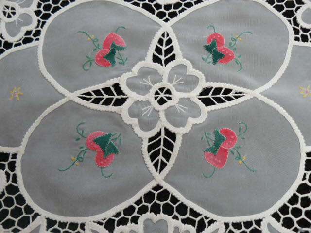 VINTAGE TRAY CLOTH OR DOILIE