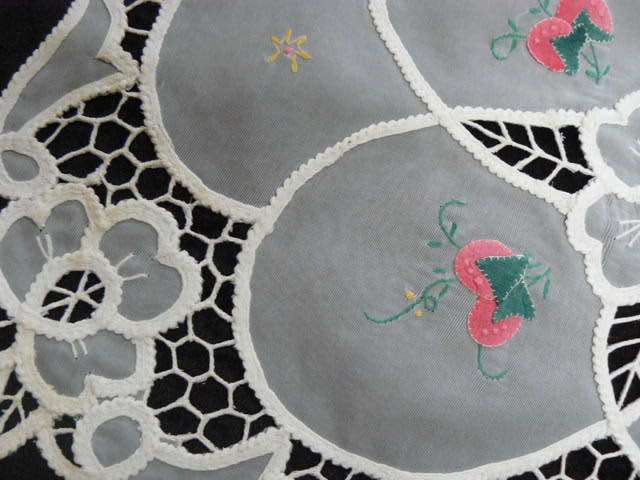 VINTAGE TRAY CLOTH OR DOILIE