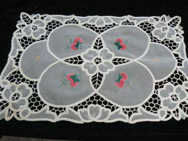 VINTAGE TRAY CLOTH OR DOILIE