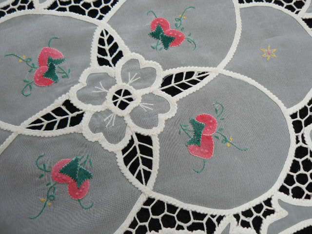 VINTAGE TRAY CLOTH OR DOILIE