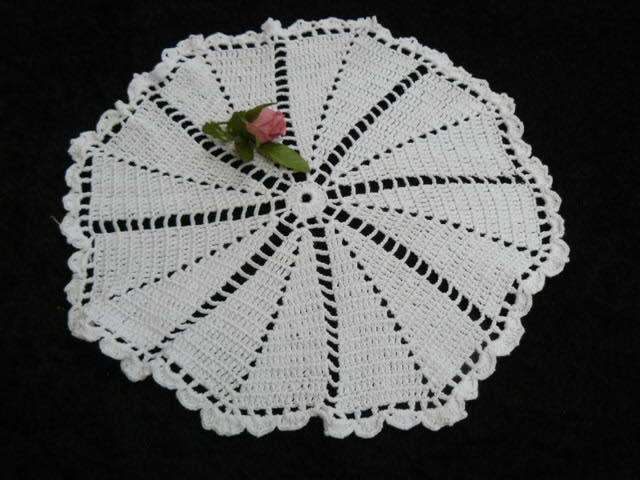 HAND CROCHETED DOILIE 31 CM DIAM