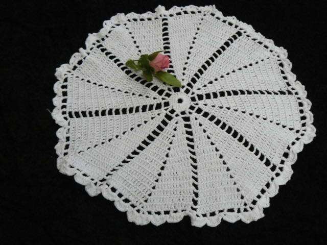 HAND CROCHETED DOILIE 31 CM DIAM