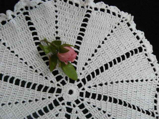 HAND CROCHETED DOILIE 31 CM DIAM