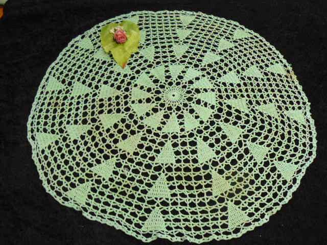 GREEN VINTAGE COTTON HND CHRICHETED DOILIE 50 .. CM