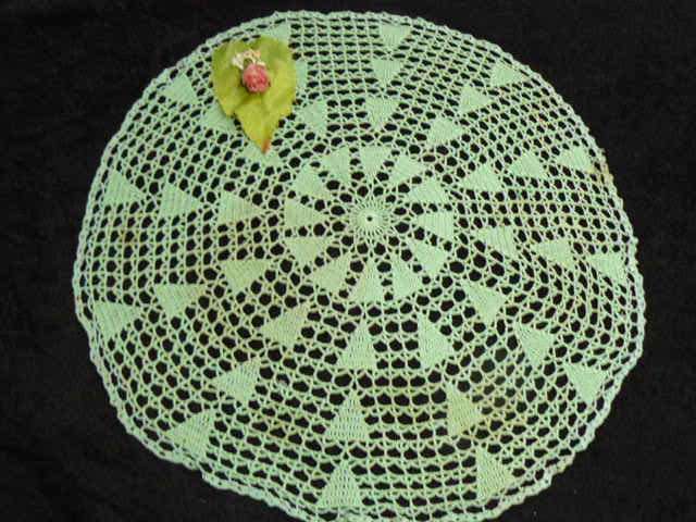 GREEN VINTAGE COTTON HND CHRICHETED DOILIE 50 .. CM