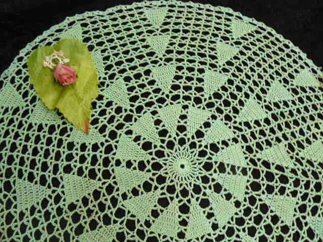 GREEN VINTAGE COTTON HND CHRICHETED DOILIE 50 .. CM