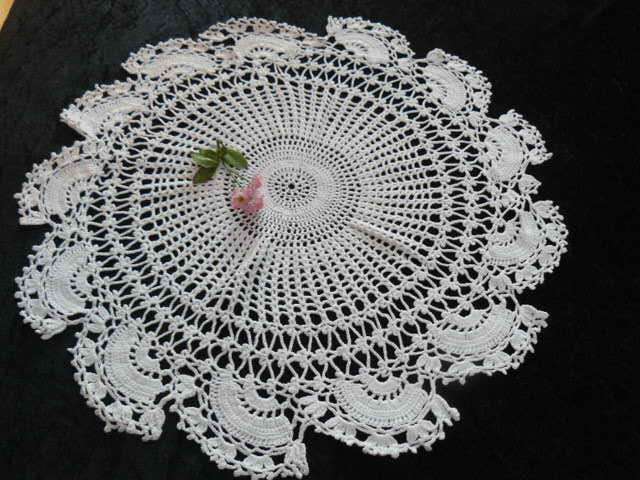 LOVELY CENTRE PICE DOILIE VINTAGE COTTON HAND CROCHETED