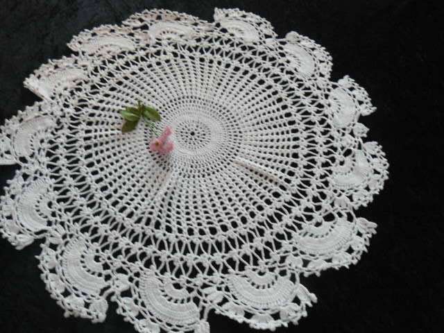LOVELY CENTRE PICE DOILIE VINTAGE COTTON HAND CROCHETED