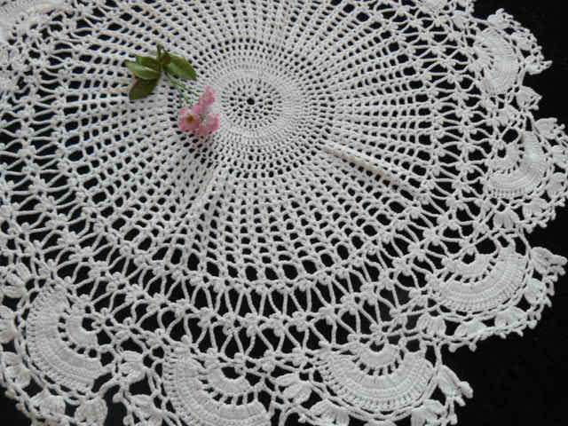 LOVELY CENTRE PICE DOILIE VINTAGE COTTON HAND CROCHETED