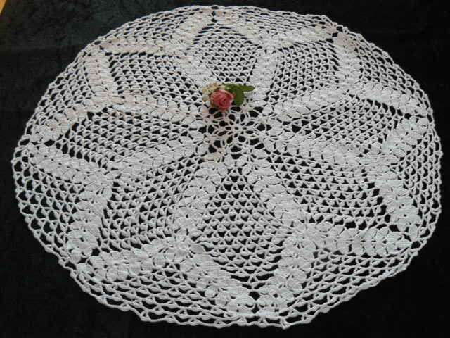 VINTAGE COTTON SMALL HAND CROCHETED TABLE CLOTH