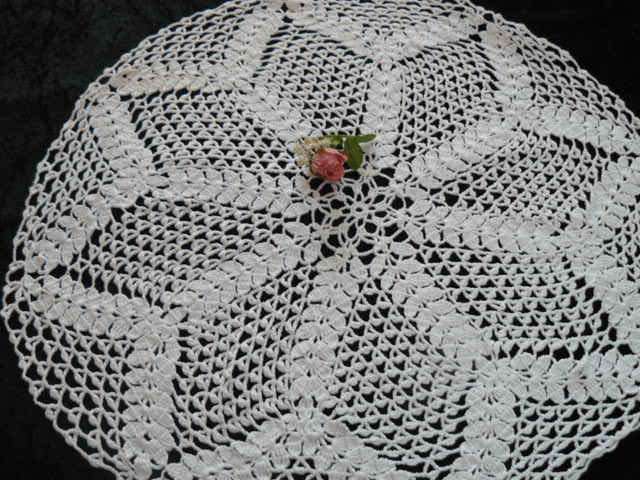 VINTAGE COTTON SMALL HAND CROCHETED TABLE CLOTH