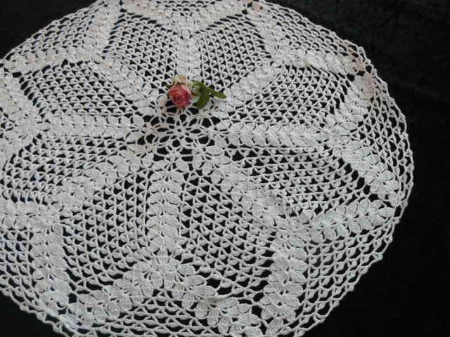 VINTAGE COTTON SMALL HAND CROCHETED TABLE CLOTH