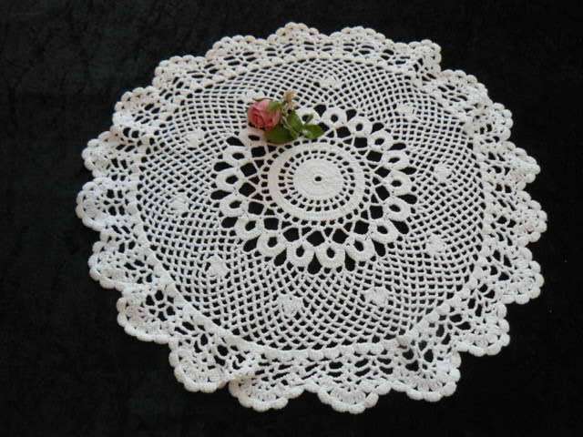 HAND CROCHETED VINTAGE COTTON DOILIE