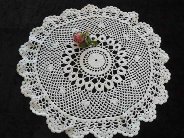 HAND CROCHETED VINTAGE COTTON DOILIE