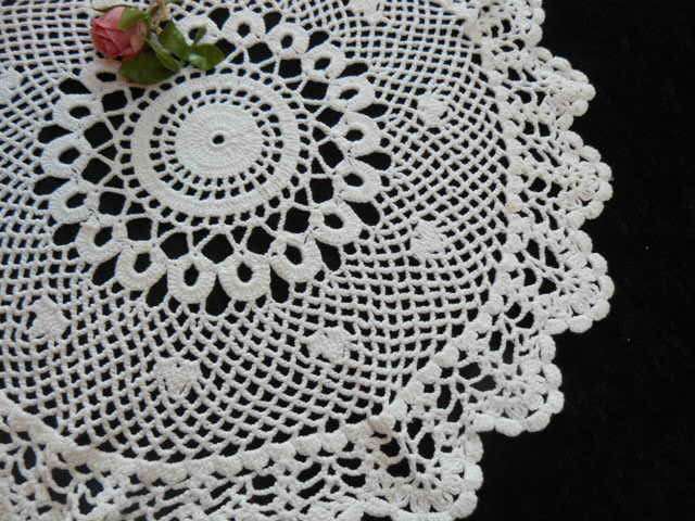 HAND CROCHETED VINTAGE COTTON DOILIE
