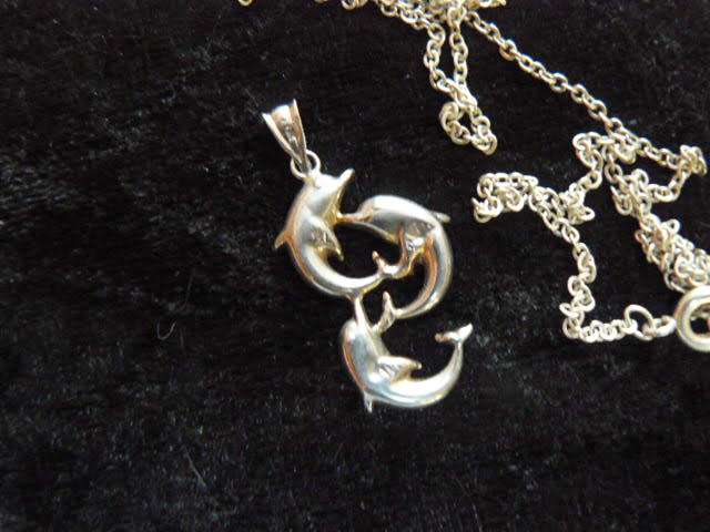 DOLFINE  PENDANT WITH SILVER COLOURED CHAIN46 CM LONG