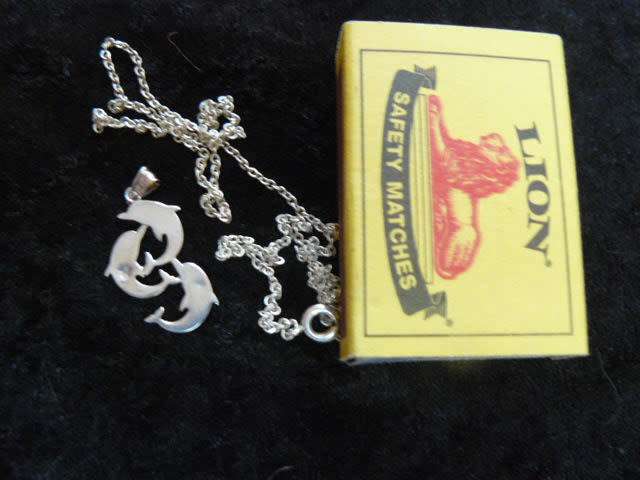 DOLFINE  PENDANT WITH SILVER COLOURED CHAIN46 CM LONG
