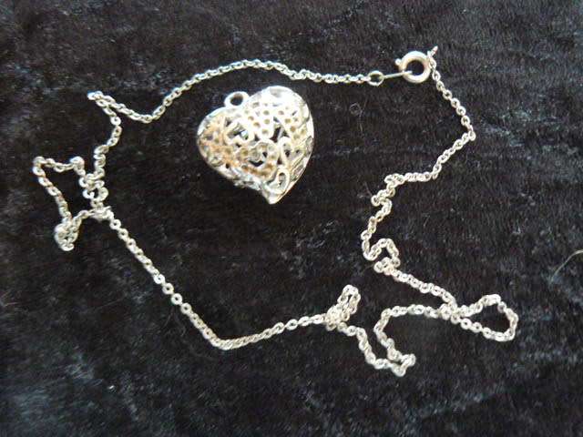 GOLD TONED HEART PENDANT AND CHAIN 46 CM LONG