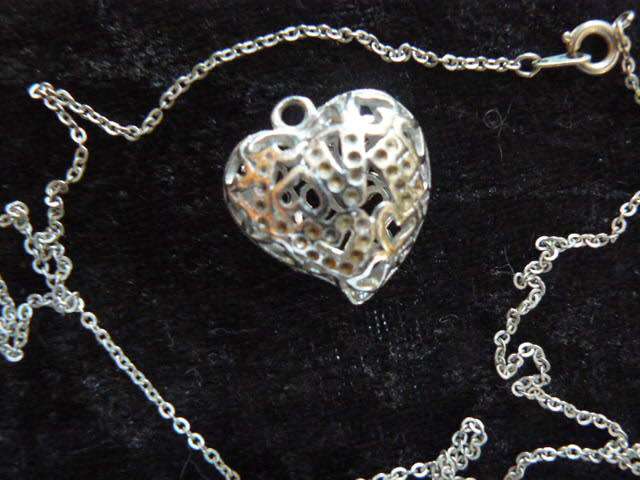 GOLD TONED HEART PENDANT AND CHAIN 46 CM LONG