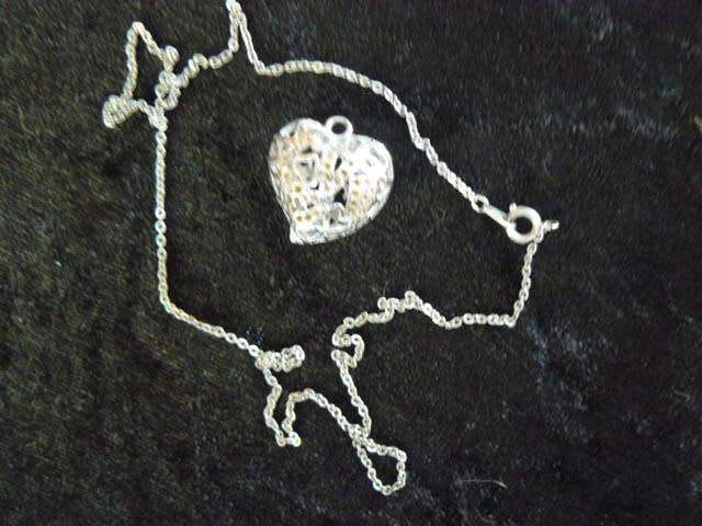 GOLD TONED HEART PENDANT AND CHAIN 46 CM LONG